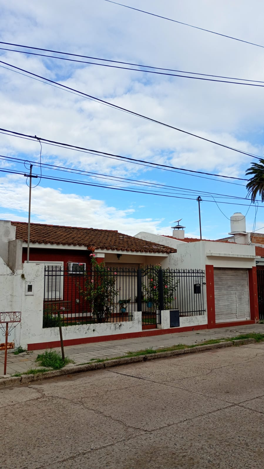 Casa con Quincho y Local/Garage - miniatura 2